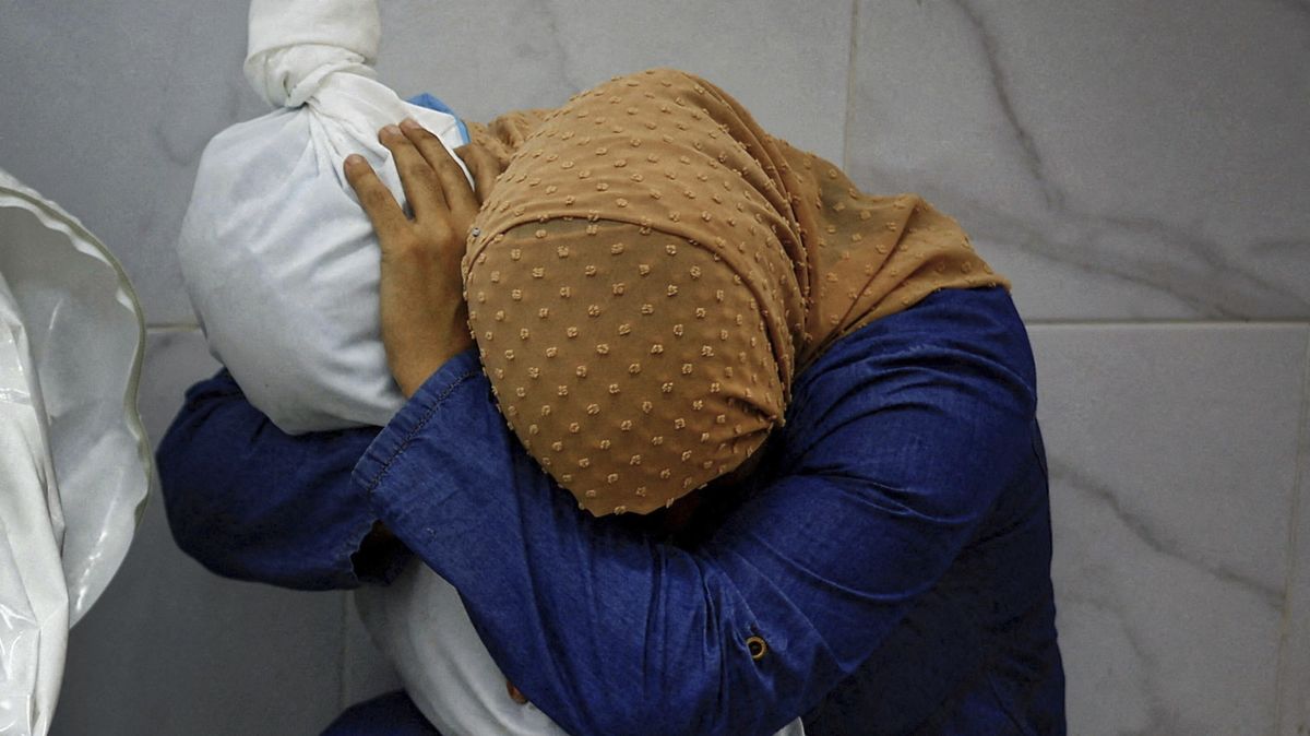 World Press Photo vyhrála fotografie Palestinky držící mrtvé tělo malé dívky